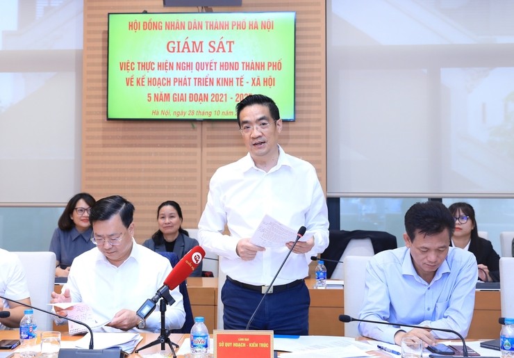Giám đốc Sở Quy hoạch - Kiến trúc Nguyễn Trọng Kỳ Anh trao đổi tại buổi làm việc Giám đốc Sở Quy hoạch - Kiến trúc Nguyễn Trọng Kỳ Anh trao đổi tại buổi làm việc