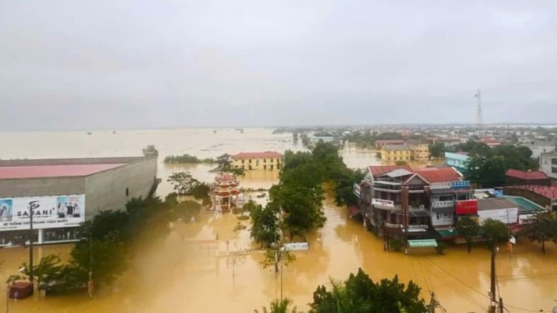 Quảng Bình: Hơn 15 nghìn ngôi nhà ngập lụt, nhiều tuyến đường bị tắc Quảng Bình: Hơn 15 nghìn ngôi nhà ngập lụt, nhiều tuyến đường bị tắc