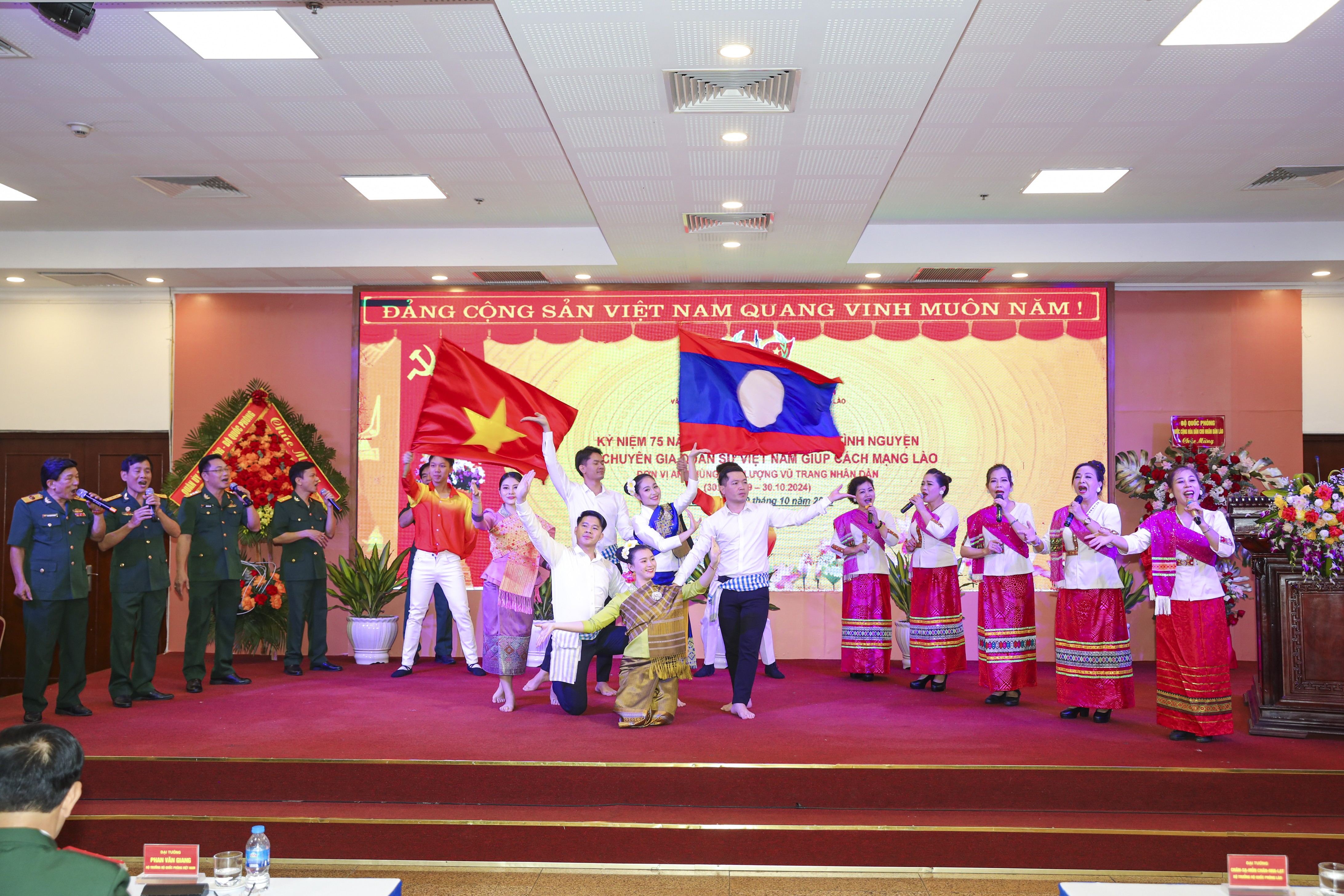 Tri ân những dấu chân quân tình nguyện Việt Nam trên đất Lào Tri ân dấu chân quân tình nguyện Việt Nam trên đất nước bạn Lào
