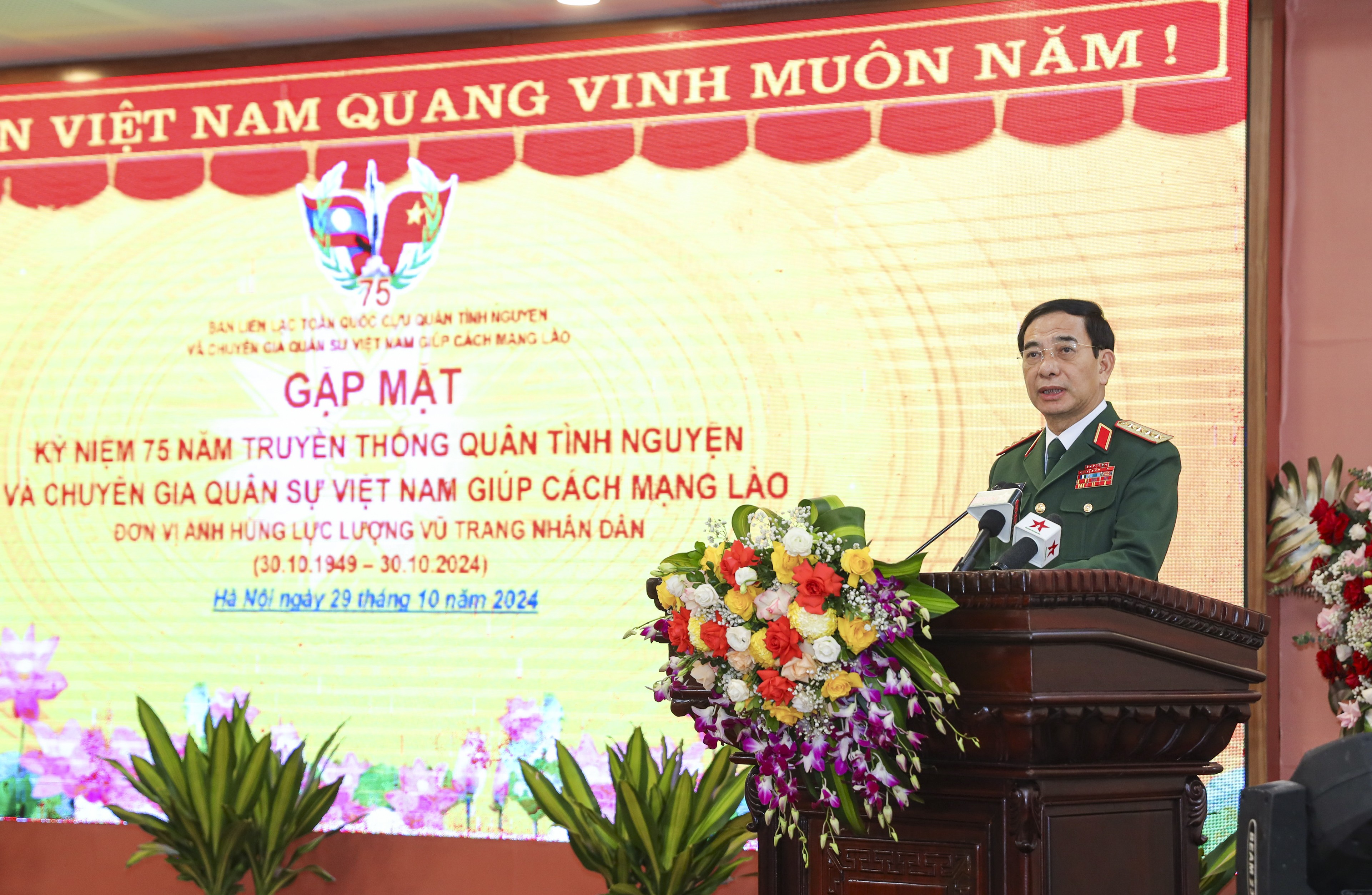 Tri ân những dấu chân quân tình nguyện Việt Nam trên đất Lào Tri ân dấu chân quân tình nguyện Việt Nam trên đất nước bạn Lào