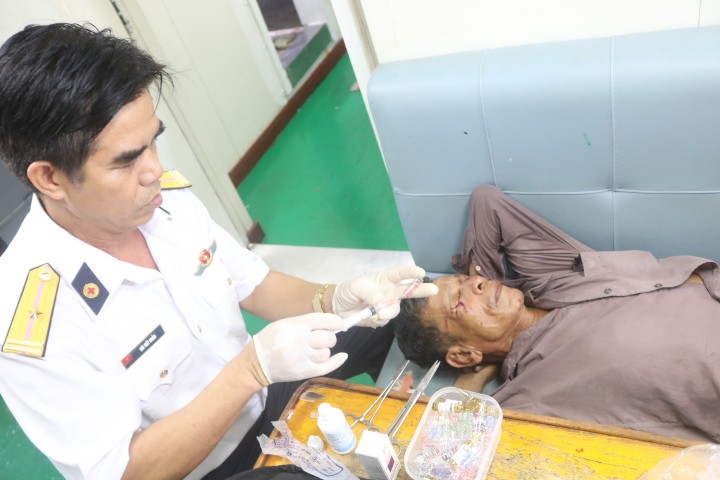 Tàu 267 Vùng 2 Hải quân cứu ngư dân gặp nạn trên biển Tàu 267 Vùng 2 Hải quân cứu ngư dân gặp nạn trên biển