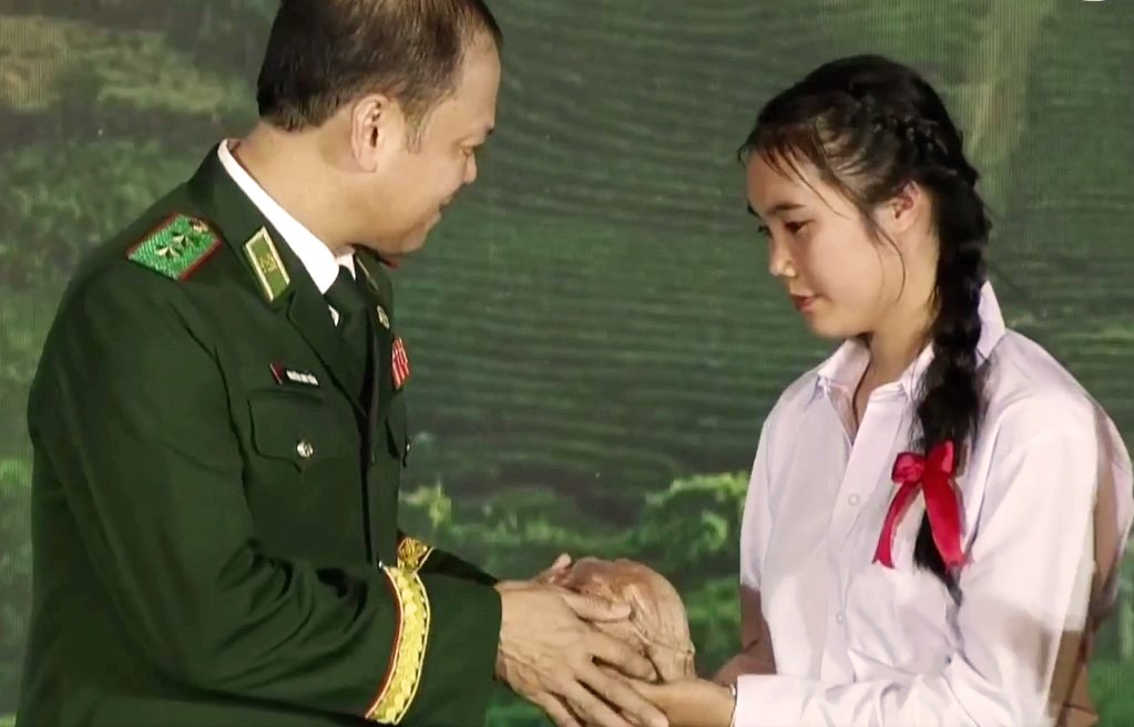 Nang Tùn Pheng Khăm Sỉ tặng quà cho Trung tướng Nguyễn Anh Tuấn, Chính ủy Bộ đội biên phòng Việt Nam Nang Tùn Pheng Khăm Sỉ tặng quà cho Trung tướng Nguyễn Anh Tuấn, Chính ủy Bộ đội biên phòng Việt Nam