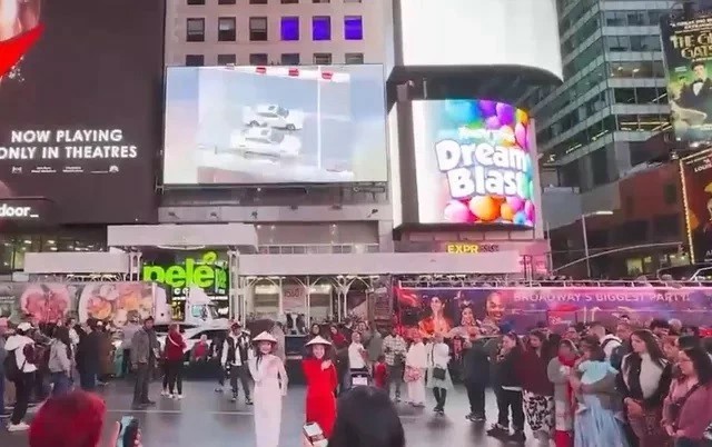 Vietnamese Dance at Times Square (US) Vietnamese Dance Enchants Times Square (US)