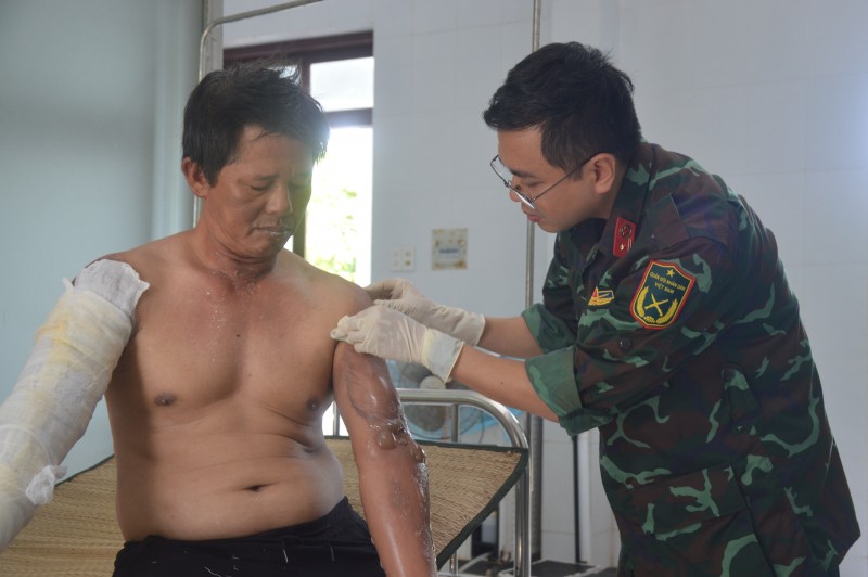 Bệnh xá đảo Song Tử Tây điều trị cho 1 ngư dân tỉnh Quảng Ngãi bị bỏng Bệnh xá đảo Song Tử Tây điều trị cho 1 ngư dân tỉnh Quảng Ngãi bị bỏng
