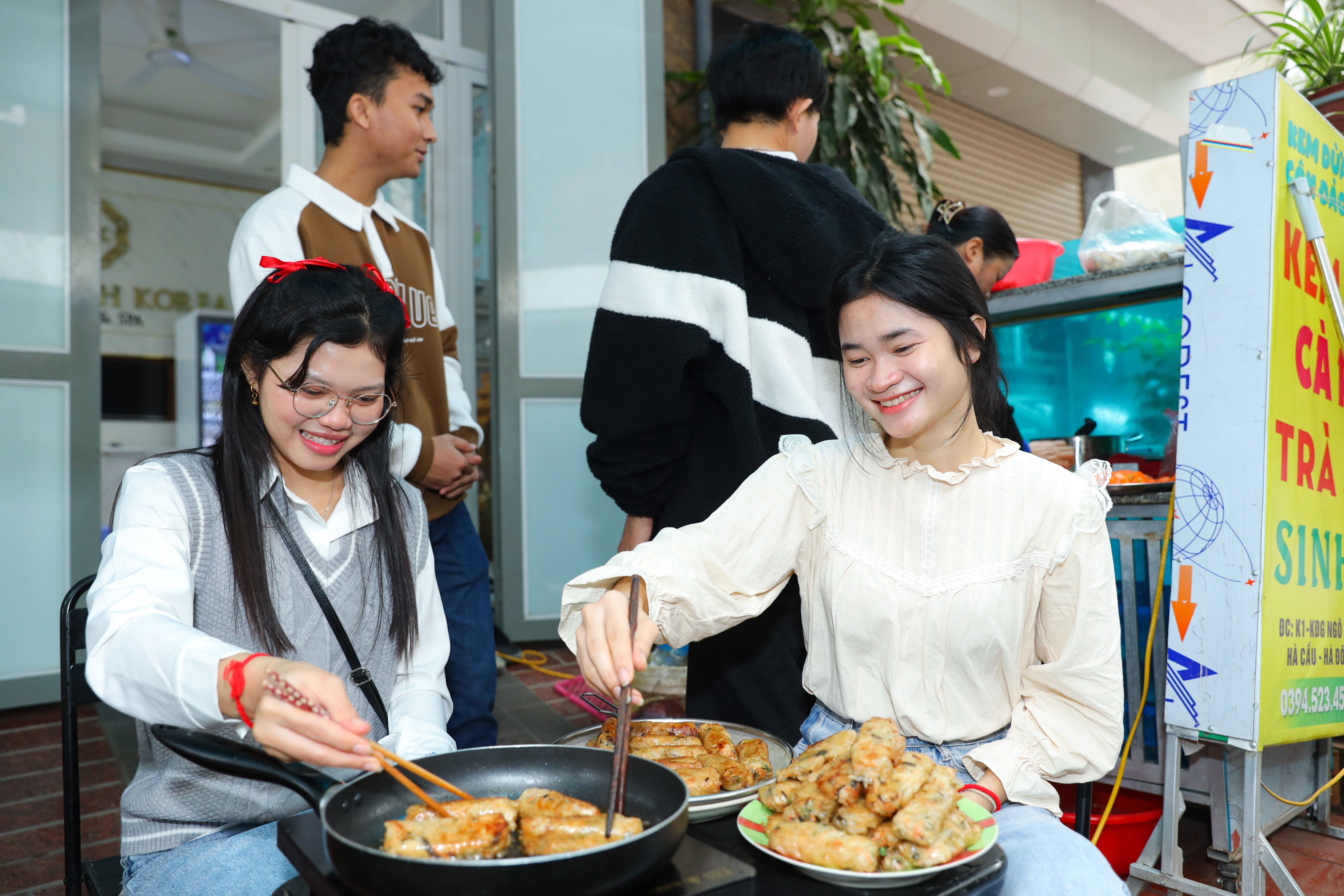 Chav Channy (bên phải) cùng bạn rán chả nem cho bữa cơm tất niên với bố mẹ đỡ đầu thuộc Hội hữu nghị Việt Nam - Campuchia Chùa Tháp, tháng 2/2024. (Ảnh: Đinh Hòa) Chav Channy (bên phải) cùng bạn rán chả nem cho bữa cơm tất niên với bố mẹ đỡ đầu thuộc Hội hữu nghị Việt Nam - Campuchia Chùa Tháp, tháng 2/2024. (Ảnh: Đinh Hòa)