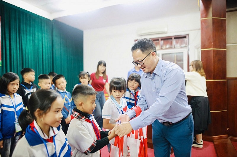 Zhi Shan Foundation tặng 892 suất học bổng vượt khó tại Hà Tĩnh và Nghệ An Zhi Shan Foundation tặng 892 suất học bổng vượt khó tại Hà Tĩnh và Nghệ An