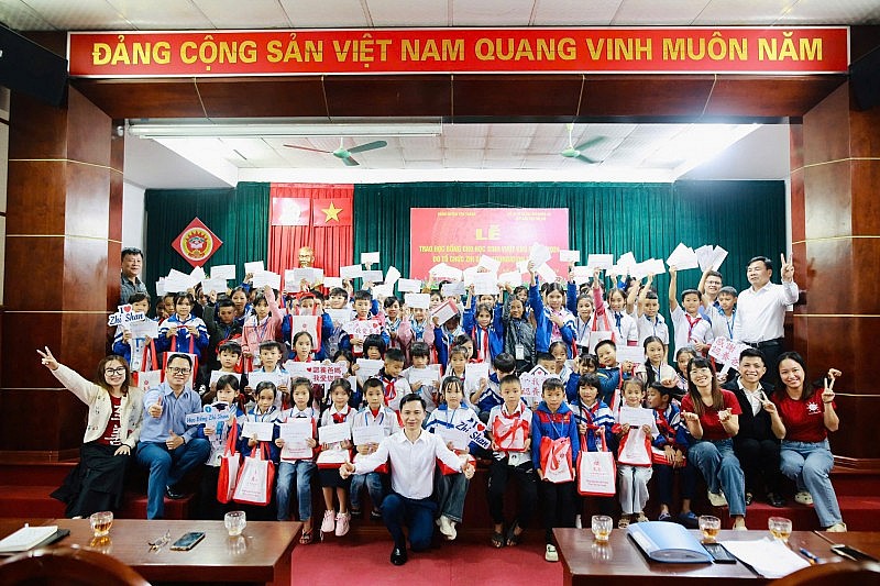 Zhi Shan Foundation tặng 892 suất học bổng vượt khó tại Hà Tĩnh và Nghệ An Zhi Shan Foundation tặng 892 suất học bổng vượt khó tại Hà Tĩnh và Nghệ An