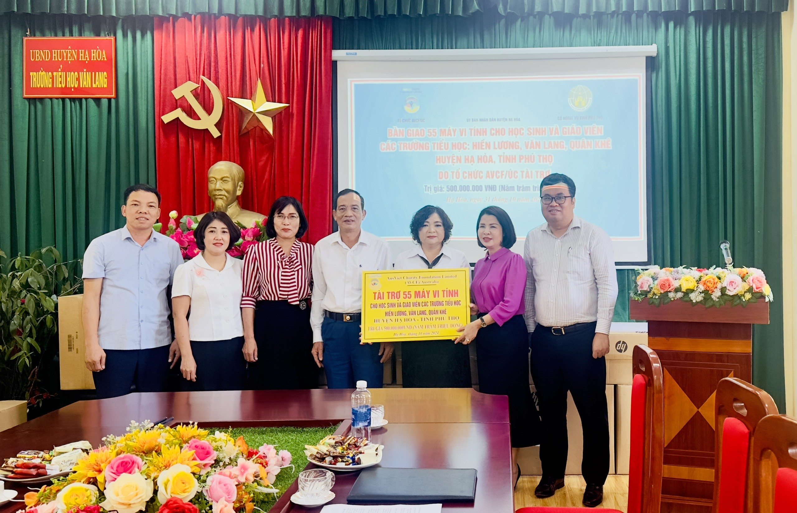 Bàn giao 55 máy vi tính do tổ chức AVCF (Australia) tài trợ cho huyện Hạ Hòa (Phú Thọ) Bàn giao 55 máy vi tính do tổ chức AVCF (Australia) tài trợ cho huyện Hạ Hòa (Phú Thọ)
