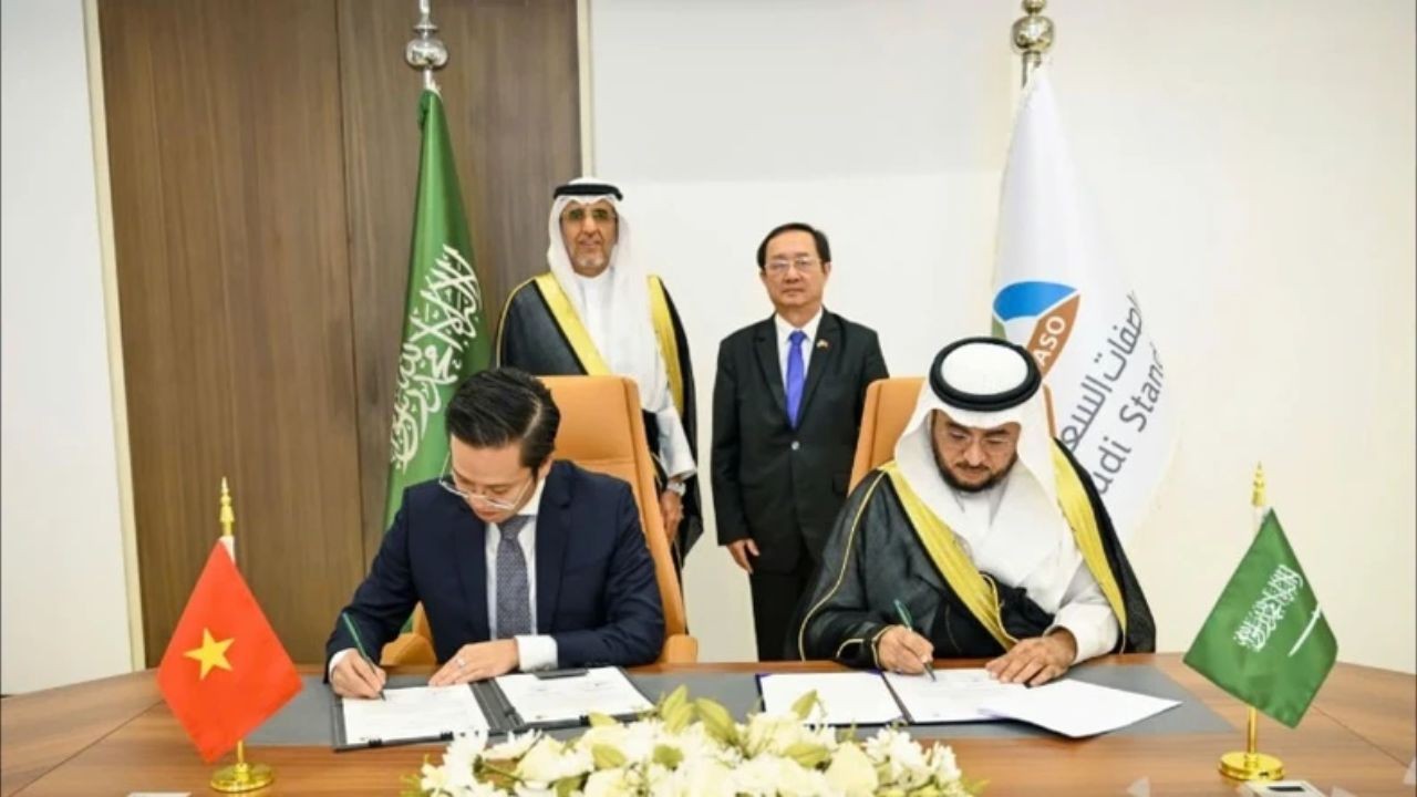 Minister Huynh Thanh Dat (right, standing) witnesses the signing ceremony of the agreement between STAMEQ and SASO. Minister Huynh Thanh Dat (right, standing) witnesses the signing ceremony of the agreement between STAMEQ and SASO.