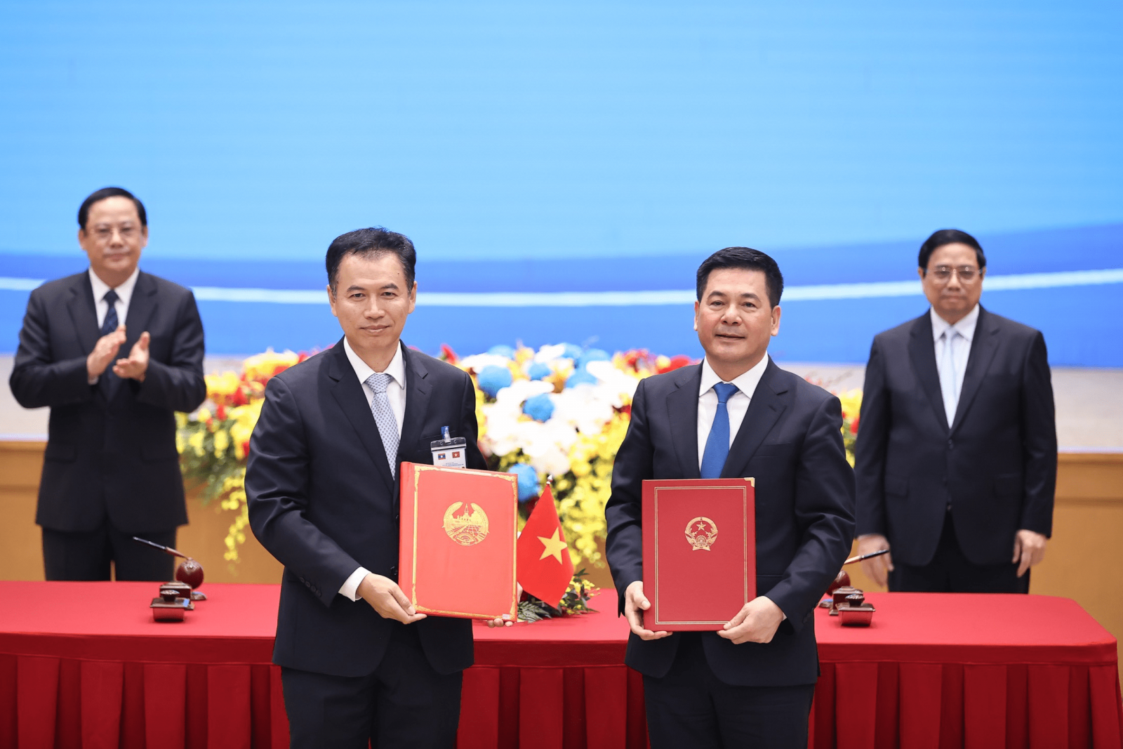 Dồn lực phát triển hạ tầng “đánh thức” thương mại biên giới Việt Nam – Lào Dồn lực phát triển hạ tầng “đánh thức” thương mại biên giới Việt Nam – Lào