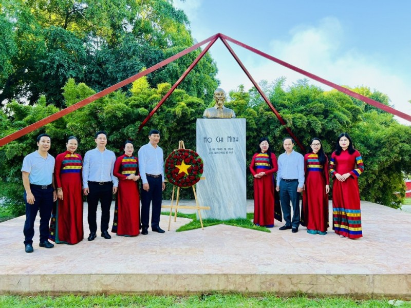 Đoàn đại biểu TP Hà Nội dâng hoa tại Tượng đài Chủ tịch Hồ Chí Minh trong Công viên mang tên Người ở Thủ đô La Habana (Cuba) (Ảnh: T.L). Đoàn đại biểu TP Hà Nội dâng hoa tại Tượng đài Chủ tịch Hồ Chí Minh trong Công viên mang tên Người ở Thủ đô La Habana (Cuba) (Ảnh: T.L).