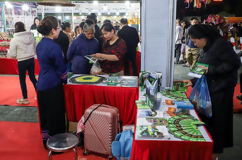 Nhân dân và du khách tham quan gian trưng bày, quảng bá du lịch tỉnh Cao Bằng Nhân dân và du khách tham quan gian trưng bày, quảng bá du lịch tỉnh Cao Bằng