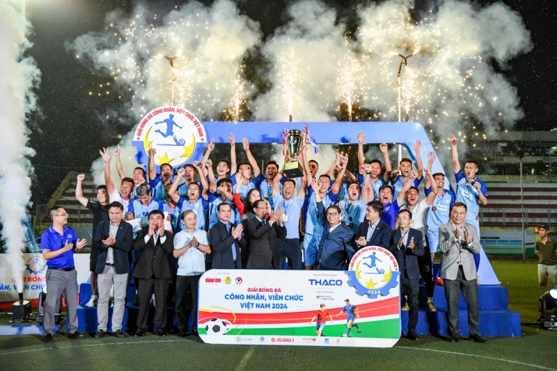 Lãnh đạo Quốc hội, Tổng LĐLĐ Việt Nam và Ban Tổ chức trao Cúp Vô địch cho đội Công đoàn Quảng Ninh (Ảnh: T.L). Lãnh đạo Quốc hội, Tổng LĐLĐ Việt Nam và Ban Tổ chức trao Cúp Vô địch cho đội Công đoàn Quảng Ninh (Ảnh: T.L).