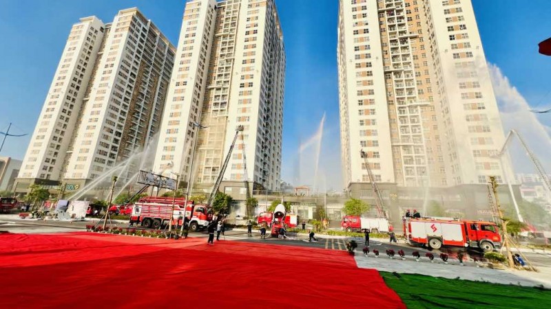 Các lực lượng tổng tấn công dập tắt đám cháy (Ảnh: T.L). Các lực lượng tổng tấn công dập tắt đám cháy (Ảnh: T.L).