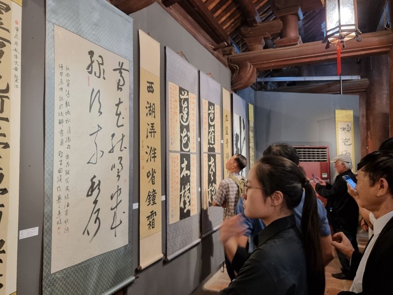 Du khách tham quan triển lãm (Ảnh: T.L). Du khách tham quan triển lãm (Ảnh: T.L).