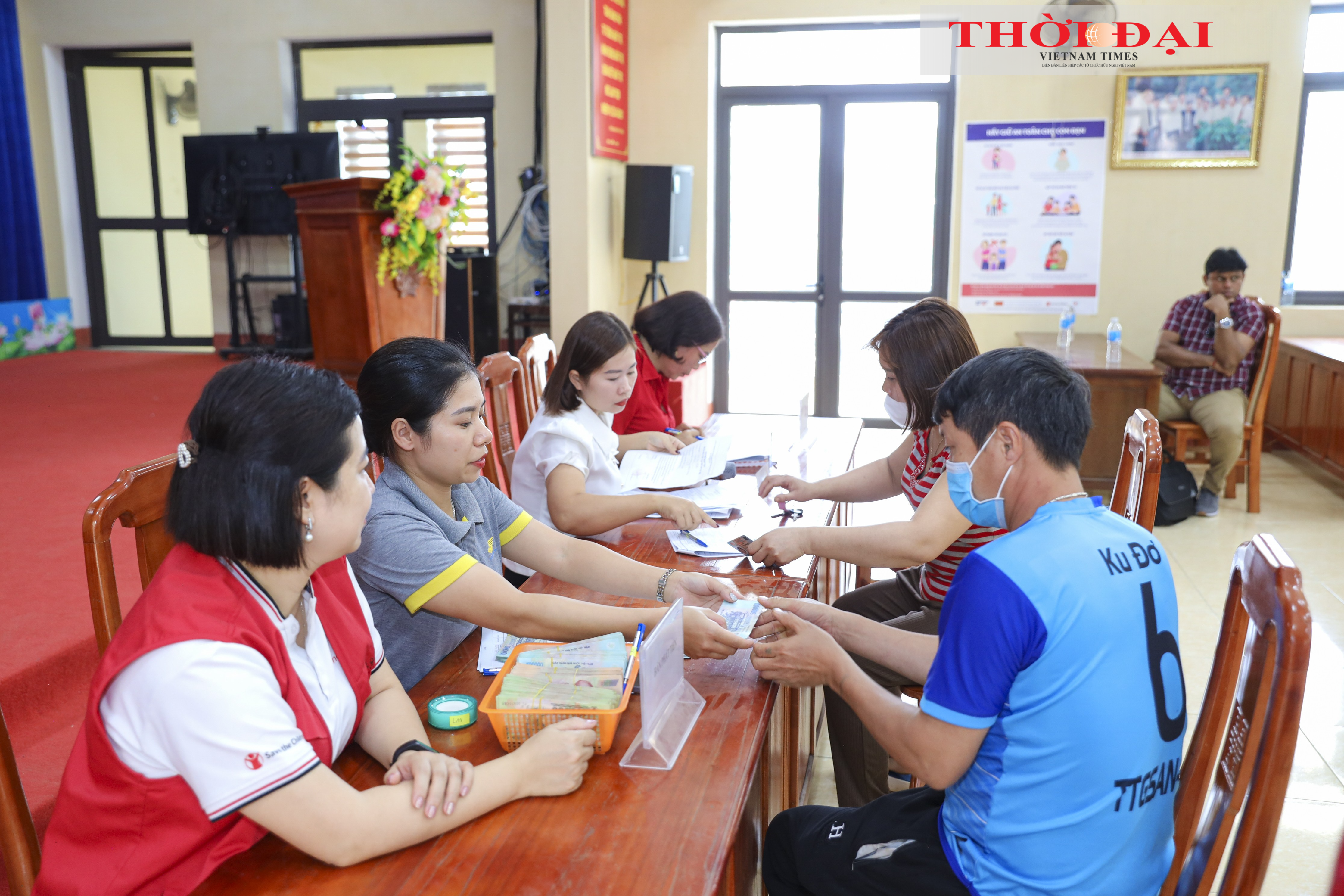 Bà con xã Nga Quán (huyện Trấn Yên, tỉnh Yên Bái) làm thủ tục nhận tiền hỗ trợ. (Ảnh: Đinh Hòa) Bà con xã Nga Quán (huyện Trấn Yên, tỉnh Yên Bái) làm thủ tục nhận tiền hỗ trợ. (Ảnh: Đinh Hòa)