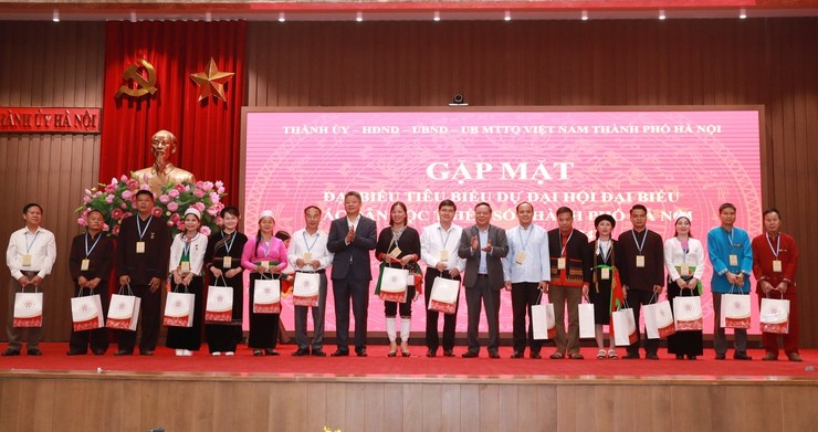 Phó Bí thư Thành ủy Nguyễn Văn Phong và Phó Chủ tịch UBND Thành phố Nguyễn Mạnh Quyền trao quà tặng các đại biểu (Ảnh: T.L). Phó Bí thư Thành ủy Nguyễn Văn Phong và Phó Chủ tịch UBND Thành phố Nguyễn Mạnh Quyền trao quà tặng các đại biểu (Ảnh: T.L).