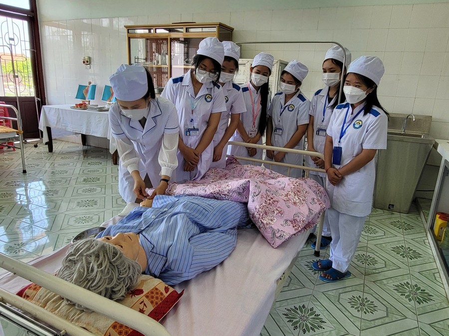 Việt Nam - Điểm đến chắp cánh ước mơ ngành Y cho sinh viên Lào Việt Nam - Điểm đến chắp cánh ước mơ ngành Y cho sinh viên Lào