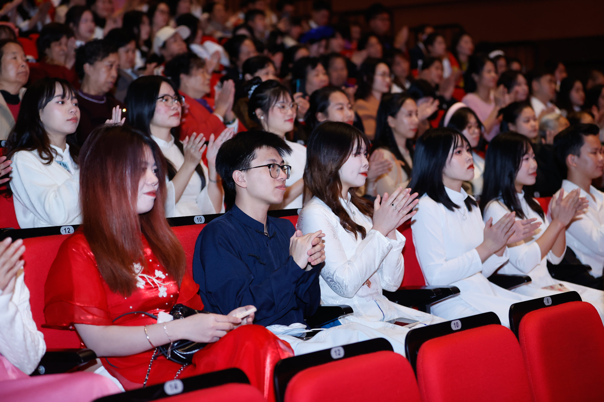 Thủ tướng mong mỗi kiều bào luôn là một đại sứ của tình hữu nghị Việt Nam-Trung Quốc- Ảnh 3. Thủ tướng mong mỗi kiều bào luôn là một đại sứ của tình hữu nghị Việt Nam-Trung Quốc- Ảnh 3.