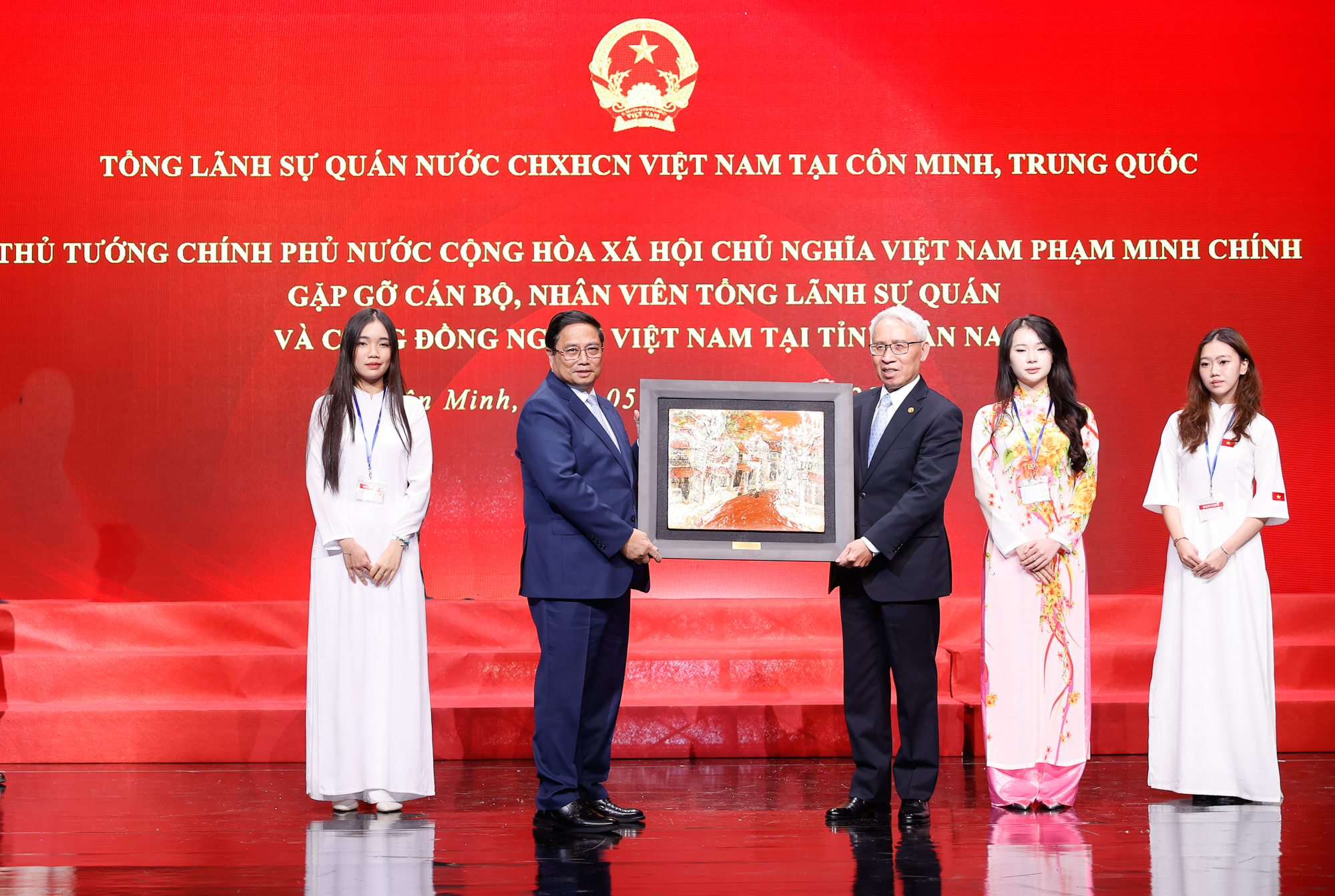 Thủ tướng mong mỗi kiều bào luôn là một đại sứ của tình hữu nghị Việt Nam-Trung Quốc- Ảnh 5. Thủ tướng mong mỗi kiều bào luôn là một đại sứ của tình hữu nghị Việt Nam-Trung Quốc- Ảnh 5.