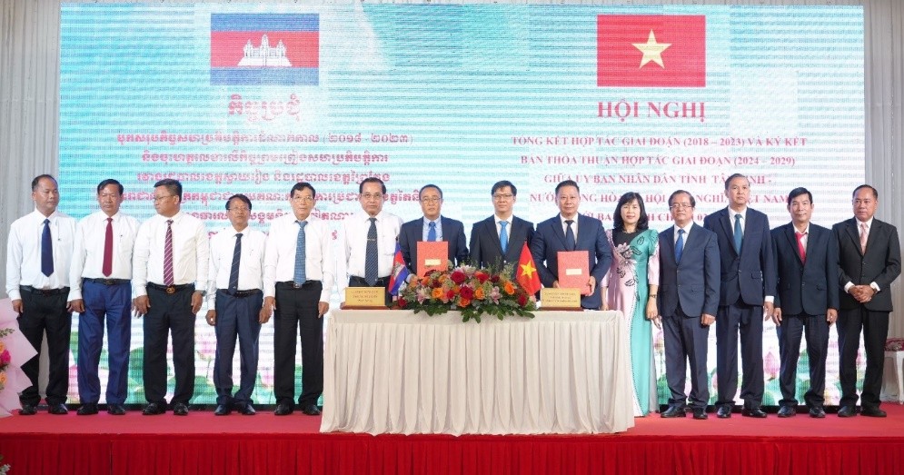 Địa phương Việt Nam - Campuchia: cam kết mạnh mẽ trong phát triển đường biên Địa phương Việt Nam - Campuchia: cam kết mạnh mẽ trong phát triển đường biên