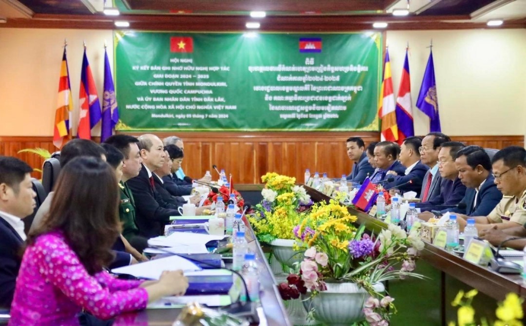 Địa phương Việt Nam - Campuchia: cam kết mạnh mẽ trong phát triển đường biên Địa phương Việt Nam - Campuchia: cam kết mạnh mẽ trong phát triển đường biên