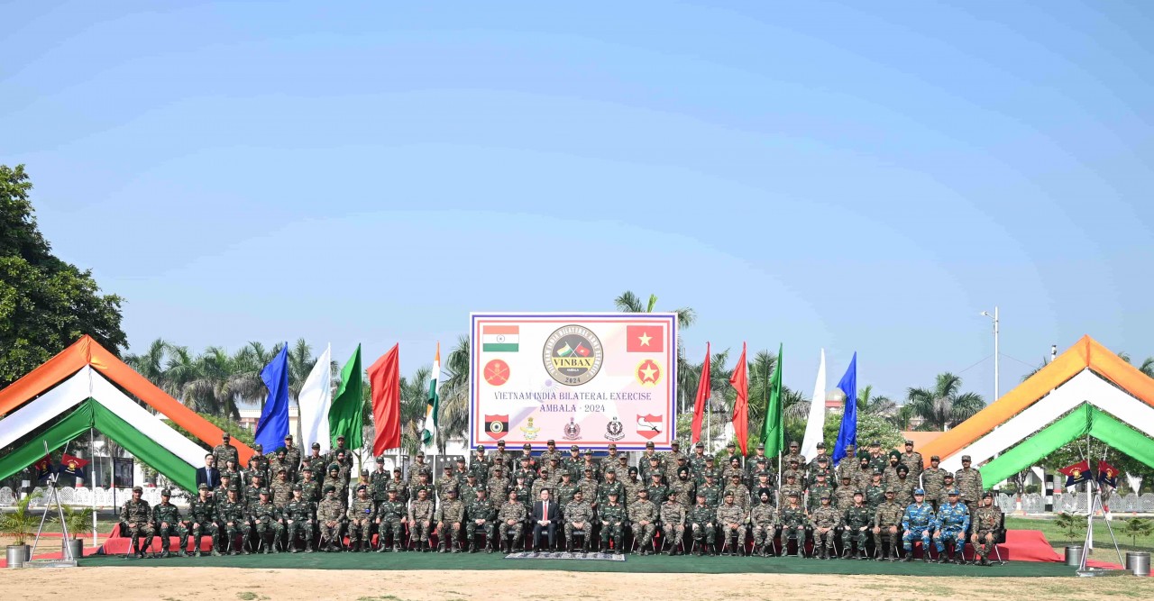 Vietnamese Ambassador to India Nguyen Thanh Hai, Kharga Corps Commander-Lieutenant General Rajesh Pushkar, and officers and soldiers from the two countries. Vietnamese Ambassador to India Nguyen Thanh Hai, Kharga Corps Commander-Lieutenant General Rajesh Pushkar, and officers and soldiers from the two countries.