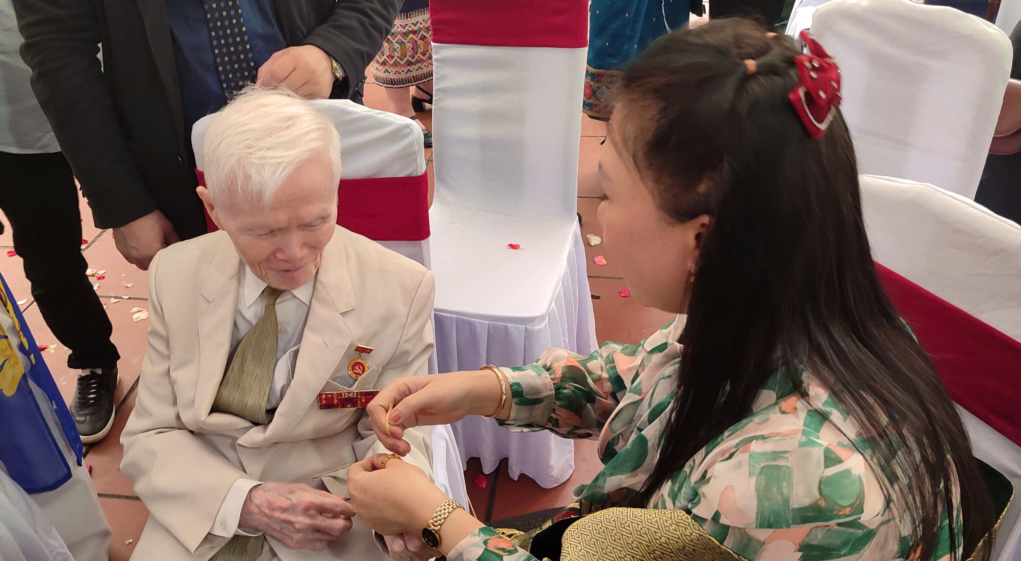 Núi liền núi, sông liền sông: chuyện chưa kể về tình quân dân Việt - Lào Núi liền núi, sông liền sông: chuyện chưa kể về tình quân dân Việt - Lào