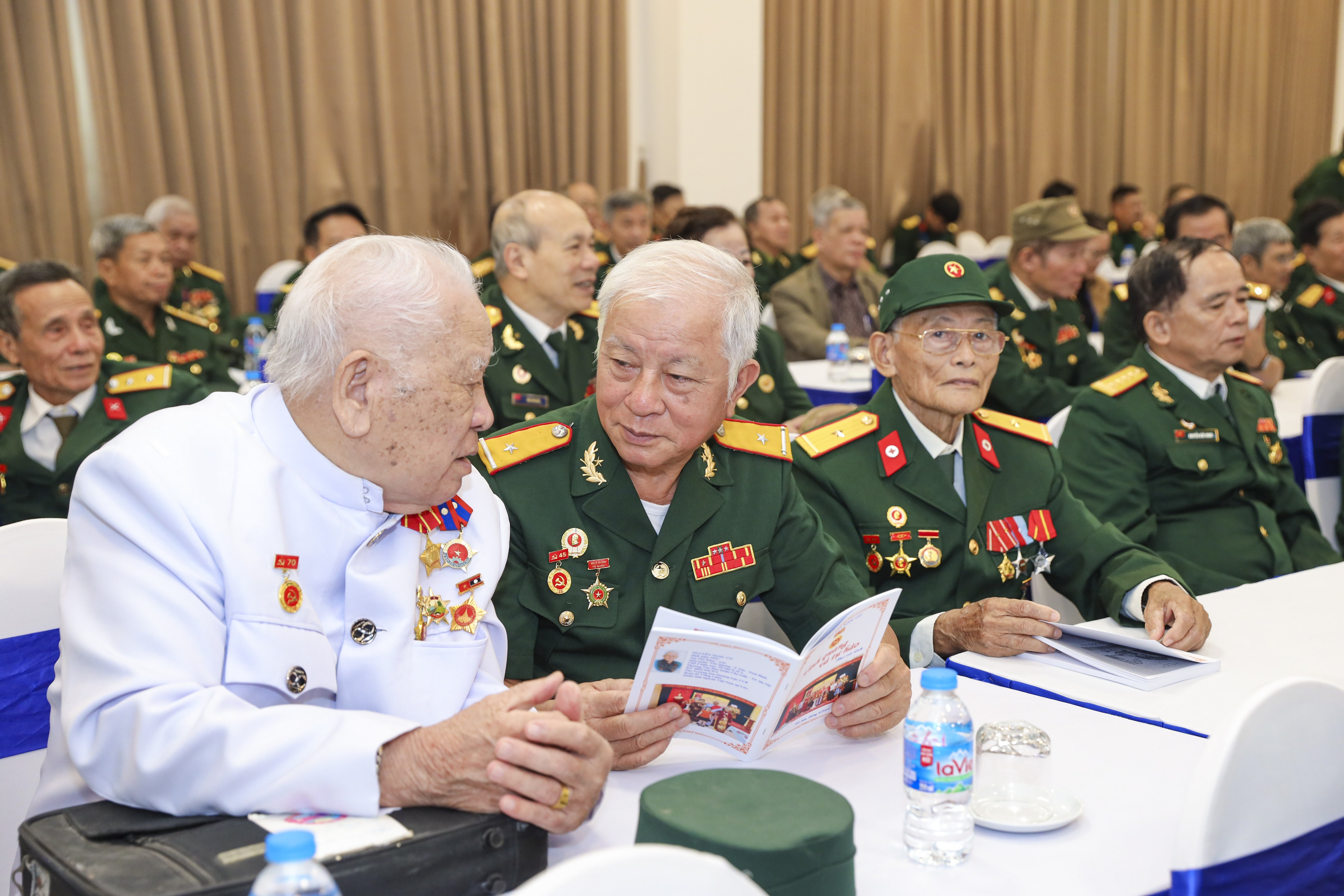 Kết tình anh em trên đất Lào - ký ức không quên của cựu chuyên gia quân sự Việt Nam Kết tình anh em trên đất Lào - ký ức không quên của cựu chuyên gia quân sự Việt Nam