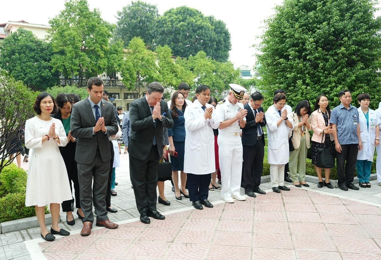 Đại sứ Marc Knapper thắp hương tại nơi tưởng niệm các bác sĩ và điều dưỡng của Bệnh viện Bạch Mai đã hy sinh năm 1972. Đại sứ Marc Knapper thắp hương tại nơi tưởng niệm các bác sĩ và điều dưỡng của Bệnh viện Bạch Mai đã hy sinh năm 1972.