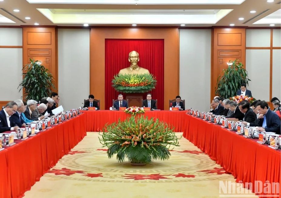 The Party Central Committee’s Politburo and Secretariat held a conference to gather feedback from former Party and State leaders on draft documents for submission to the 14th National Party Congress. The Party Central Committee’s Politburo and Secretariat held a conference to gather feedback from former Party and State leaders on draft documents for submission to the 14th National Party Congress.