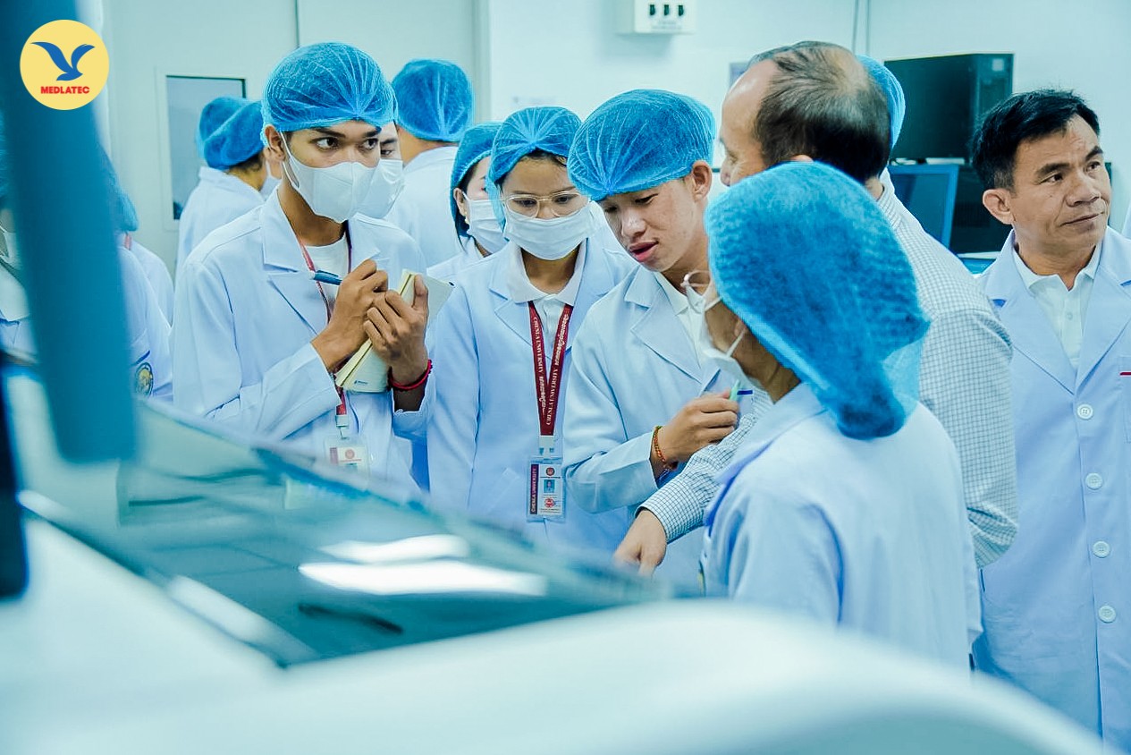 Các sinh viên trường Đại học Chenla tham gia khóa thực hành tại Trung tâm xét nghiệm MEDLATEC Hồ Chí Minh. (Ảnh: MEDLATEC) Các sinh viên trường Đại học Chenla tham gia khóa thực hành tại Trung tâm xét nghiệm MEDLATEC Hồ Chí Minh. (Ảnh: MEDLATEC)