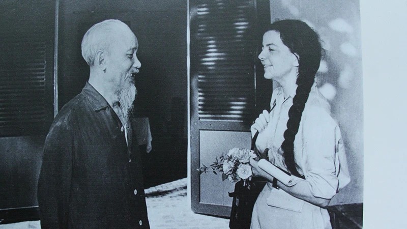 Madeleine Riffaud vinh dự được gặp Chủ tịch Hồ Chí Minh ngày 19/9/1966 tại Hà Nội. (Ảnh tư liệu: KT) Madeleine Riffaud vinh dự được gặp Chủ tịch Hồ Chí Minh ngày 19/9/1966 tại Hà Nội. (Ảnh tư liệu: KT)