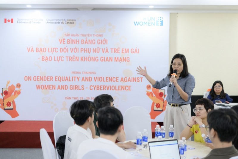 Chuyên gia của UN Women chia sẻ các nguyên tắc, tiêu chuẩn quốc tế về truyền thông đối với những vụ việc liên quan đến phụ nữ, trẻ em gái. Chuyên gia của UN Women chia sẻ các nguyên tắc, tiêu chuẩn quốc tế về truyền thông đối với những vụ việc liên quan đến phụ nữ, trẻ em gái.