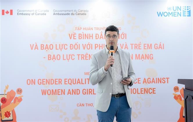 Ông Colin Timothy Muir Shonk, Bí thư Thứ nhất về Chính trị và Quan hệ Công chúng, Đại sứ quán Canada tại Việt Nam chia sẻ tại buổi tập huấn. Ông Colin Timothy Muir Shonk, Bí thư Thứ nhất về Chính trị và Quan hệ Công chúng, Đại sứ quán Canada tại Việt Nam chia sẻ tại buổi tập huấn.
