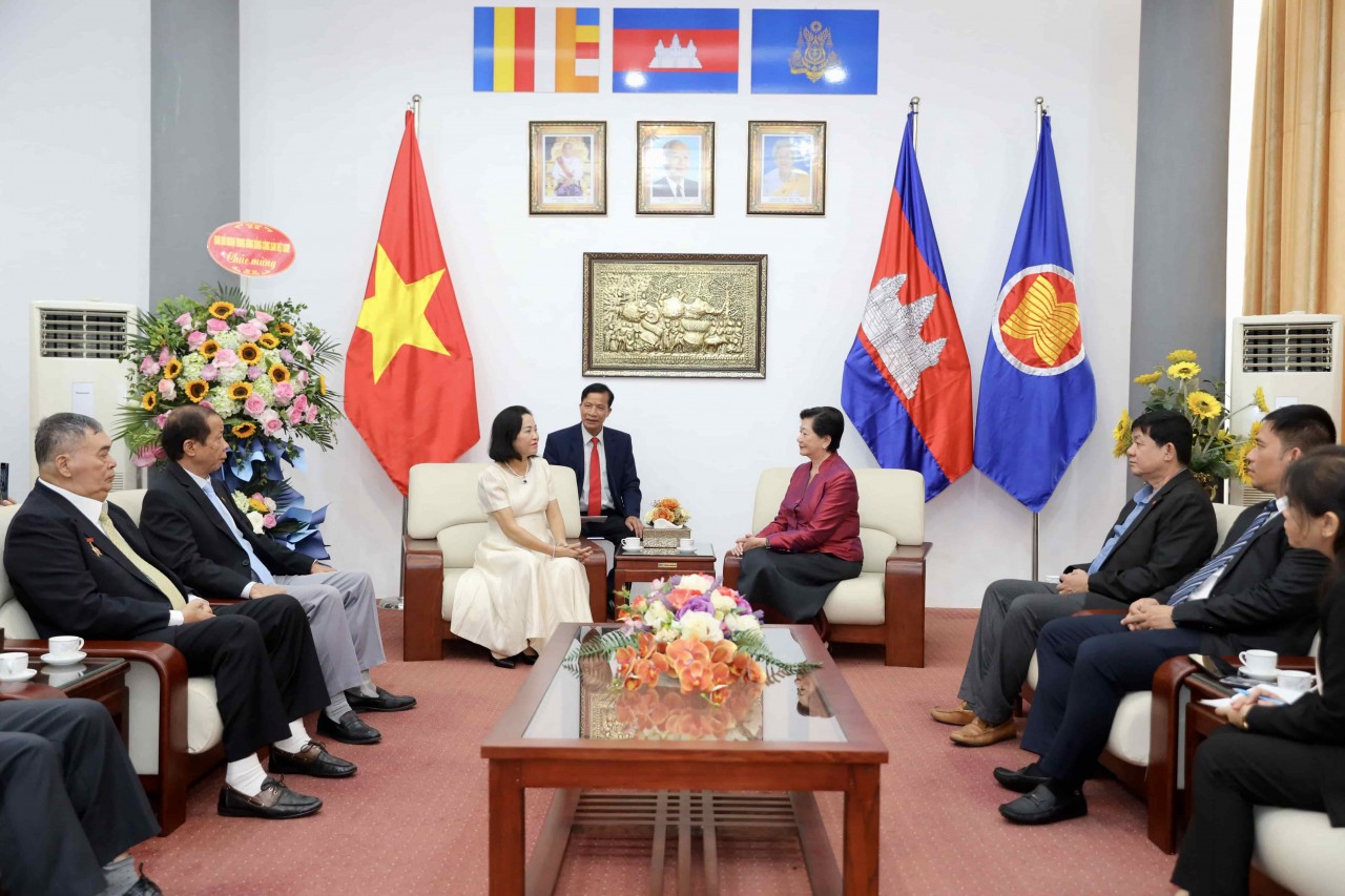 Ms. Nguyen Thi Thanh extended her warmest congratulations to the Ambassador Extraordinary and Plenipotentiary of the Kingdom of Cambodia to Vietnam, Ms. Chea Kimtha, and to all the embassy staff. She emphasized the role of the Cambodian Embassy as a strong bridge, fostering the friendship and comprehensive cooperation between the two nations. Ms. Thanh expressed her hope that the embassy will continue to make positive contributions to further strengthen the Vietnam-Cambodia friendship, bringing new achievements to the development of both countries. Ms. Nguyen Thi Thanh extended her warmest congratulations to the Ambassador Extraordinary and Plenipotentiary of the Kingdom of Cambodia to Vietnam, Ms. Chea Kimtha, and to all the embassy staff. She emphasized the role of the Cambodian Embassy as a strong bridge, fostering the friendship and comprehensive cooperation between the two nations. Ms. Thanh expressed her hope that the embassy will continue to make positive contributions to further strengthen the Vietnam-Cambodia friendship, bringing new achievements to the development of both countries.
