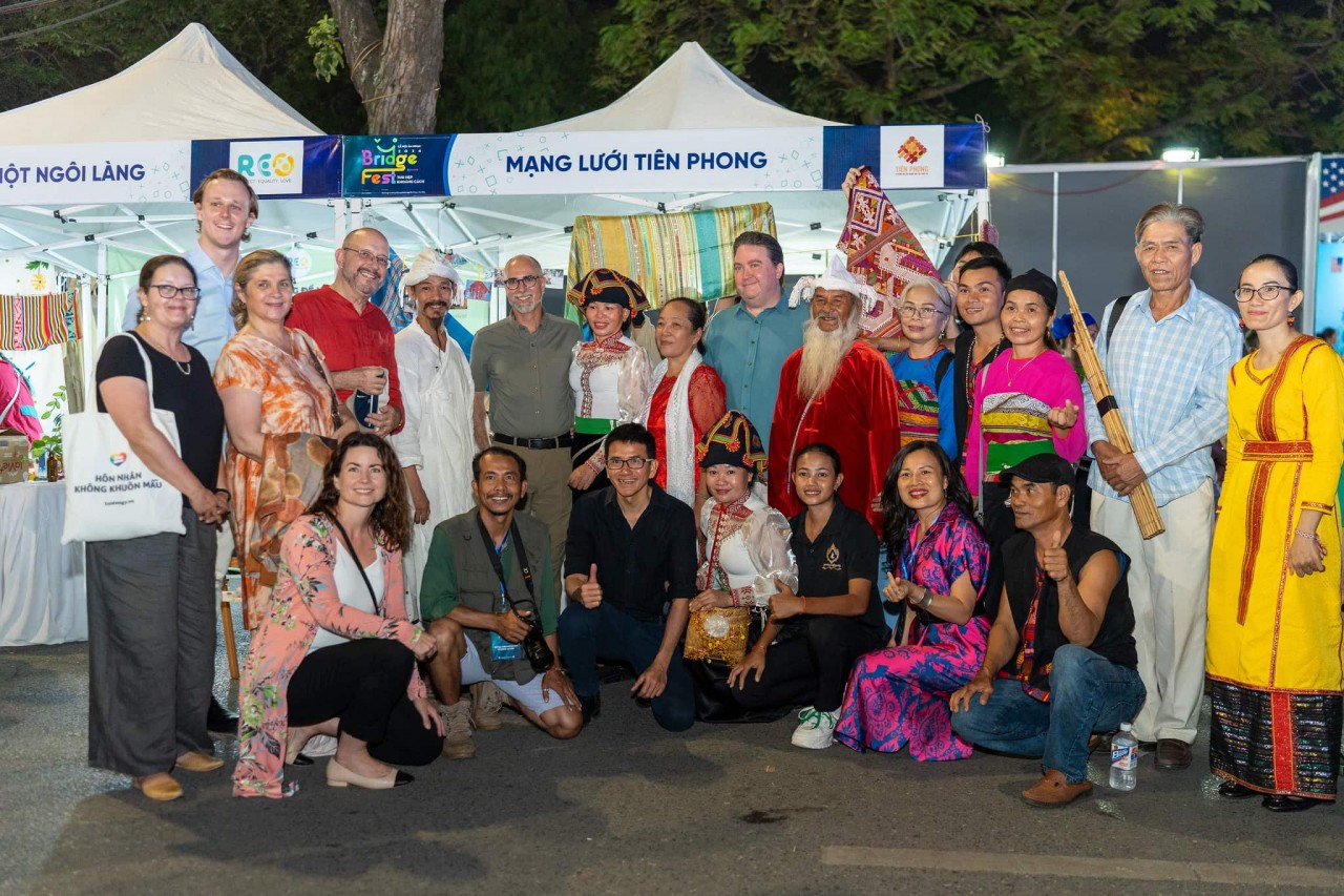 Organised by Oxfam in Việt Nam, the embassies of the Kingdom of the Netherlands, the United States, Switzerland and Canada, and the Vietnamese Ministry of Culture, Sports and Tourism in collaboration with ECUE, the Research for Education And Career Help Institute (REACH) and Hexagon JSC, BridgeFest will feature a concert stage and interactive space. Organised by Oxfam in Việt Nam, the embassies of the Kingdom of the Netherlands, the United States, Switzerland and Canada, and the Vietnamese Ministry of Culture, Sports and Tourism in collaboration with ECUE, the Research for Education And Career Help Institute (REACH) and Hexagon JSC, BridgeFest will feature a concert stage and interactive space.