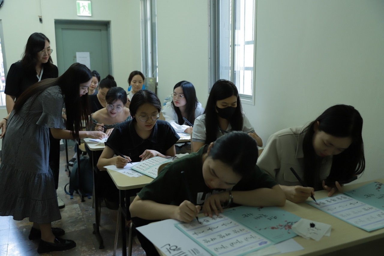 Korean Cultural Center in Vietnam Hosts Hangeul Calligraphy Experience Korean Cultural Center in Vietnam Hosts Hangeul Calligraphy Experience