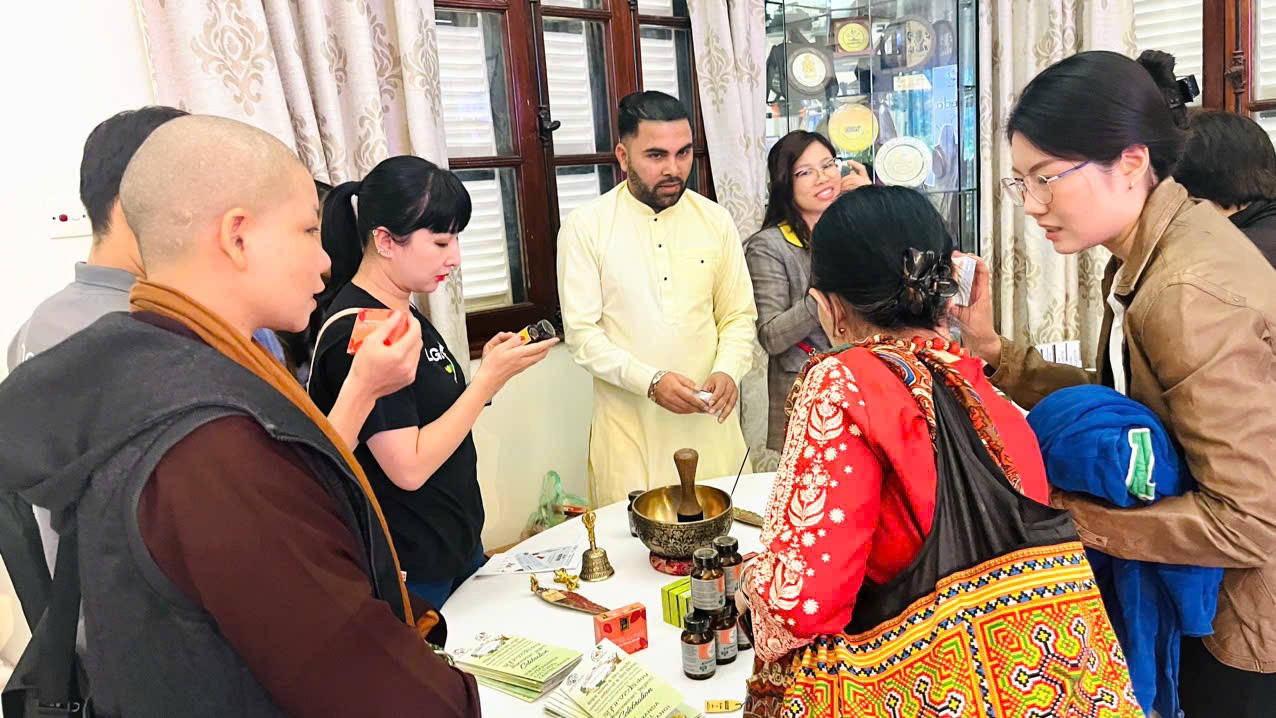 The event featured online presentations by Indian Ayurveda experts from All India Institute of Ayurveda, New Delhi and a chain of Dr. CK Ayurveda Centers. A doctor from Vietnam National University, Hanoi - University of Medicine and Pharmacy and a Buddhist practitioner and physician also made presentations. Members of Yoga, Ayurveda centres, prestigious universities and associations attended the session. Interesting similarities and uniqueness of Ayurveda and Vietnamese traditional medicine were remarked upon by the participants. The event featured online presentations by Indian Ayurveda experts from All India Institute of Ayurveda, New Delhi and a chain of Dr. CK Ayurveda Centers. A doctor from Vietnam National University, Hanoi - University of Medicine and Pharmacy and a Buddhist practitioner and physician also made presentations. Members of Yoga, Ayurveda centres, prestigious universities and associations attended the session. Interesting similarities and uniqueness of Ayurveda and Vietnamese traditional medicine were remarked upon by the participants.