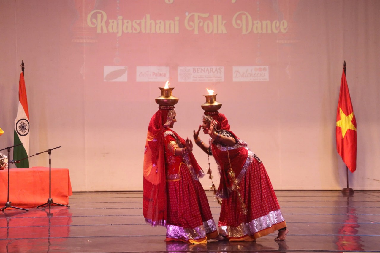 This performance offered Vietnamese audiences a chance to explore and experience the values of traditional Indian culture through exquisite, unique artistic presentations. Rajasthan, known as the Discovering the Traditional Beauty of India's Rajasthani Folk Dance