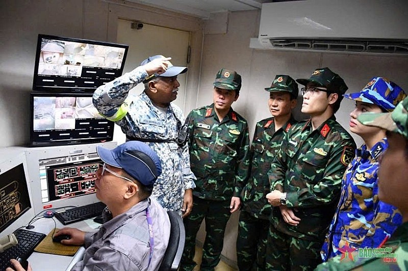 undefined Sĩ quan trẻ góp phần vun đắp tình hữu nghị Việt Nam - Singapore