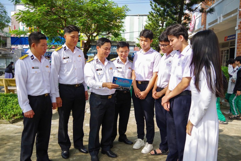 Thượng tá Chu Quang Vinh, Chủ nhiệm Chính trị Lữ đoàn 172 hướng dẫn về quy trình đăng ký xét tuyển vào Học viện Hải quân cho các em học sinh. Thượng tá Chu Quang Vinh, Chủ nhiệm Chính trị Lữ đoàn 172 hướng dẫn về quy trình đăng ký xét tuyển vào Học viện Hải quân cho các em học sinh.