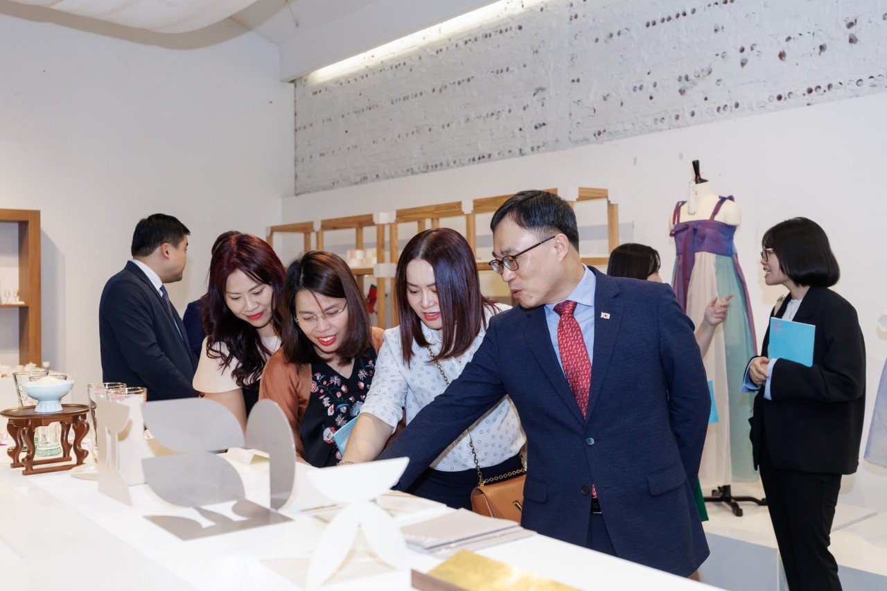 Taking place over 10 days from October 25 to November 3, this exhibition of traditional Korean cultural products, THAT’S KOREA: Tradition Shaping Today’s Daily Life, not only showcases traditional Korean cultural items but also offers a range of immersive cultural experiences. Highlights include performances of traditional Korean musical instruments, tea culture experiences, traditional craft-making, Korean traditional games, and more. Taking place over 10 days from October 25 to November 3, this exhibition of traditional Korean cultural products, THAT’S KOREA: Tradition Shaping Today’s Daily Life, not only showcases traditional Korean cultural items but also offers a range of immersive cultural experiences. Highlights include performances of traditional Korean musical instruments, tea culture experiences, traditional craft-making, Korean traditional games, and more.
