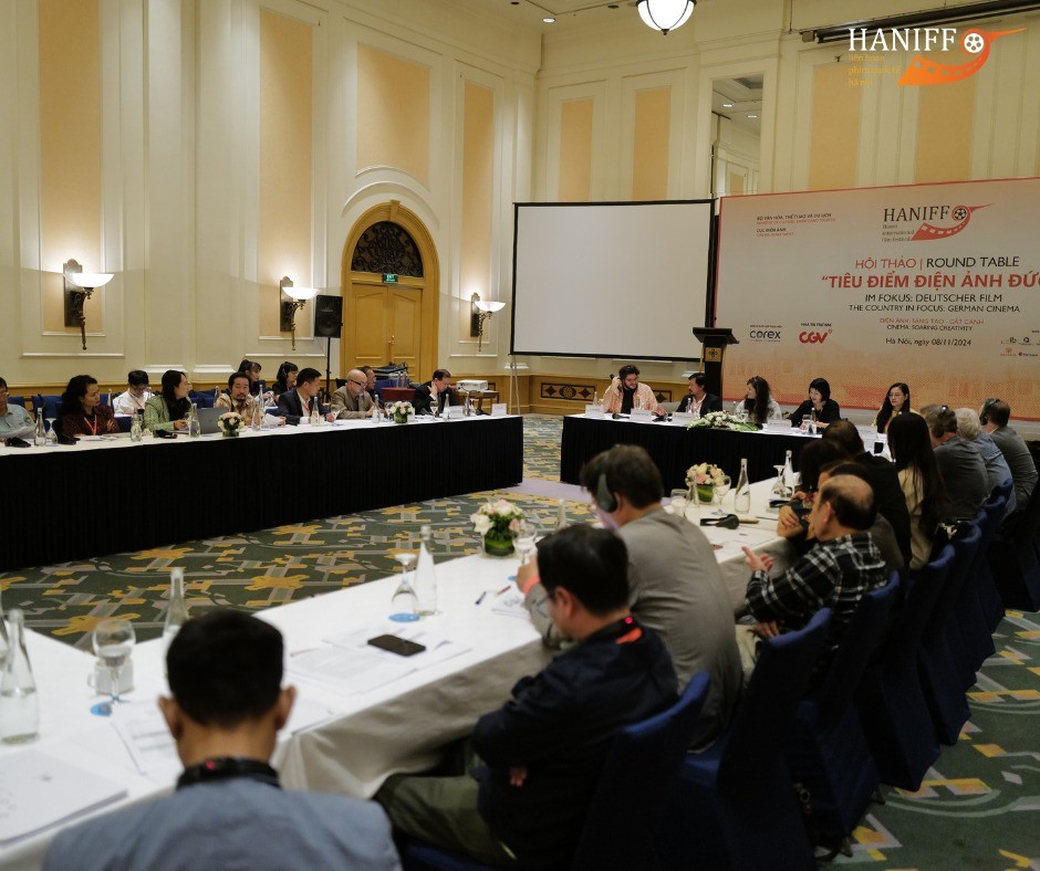 Filmmakers, experts, actors and actresses from Vietnam and Germany at the workshop to share experience in developing the cinema industry. Photo: 