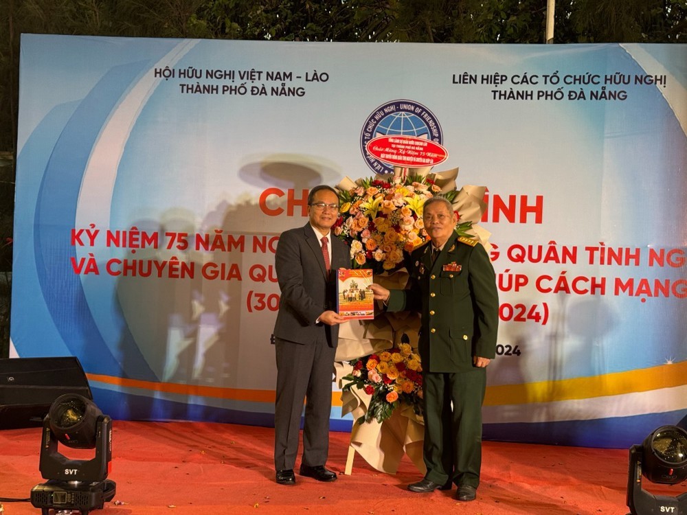Ban liên lạc cựu Quân tình nguyện và Chuyên gia Quân sự Việt Nam giúp Cách mạng Lào tại thành phố Đà Nẵng tặng Kỷ yếu 75 năm cho Tổng Lãnh sự Cộng hòa Dân chủ Nhân dân Lào tại Đà Nẵng. (Ảnh: phatsuonline.vn) Ban liên lạc cựu Quân tình nguyện và Chuyên gia Quân sự Việt Nam giúp Cách mạng Lào tại thành phố Đà Nẵng tặng Kỷ yếu 75 năm cho Tổng Lãnh sự Cộng hòa Dân chủ Nhân dân Lào tại Đà Nẵng. (Ảnh: phatsuonline.vn)
