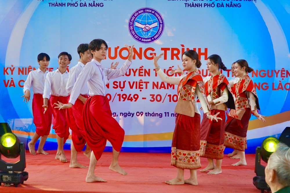 Một tiết mục biểu diễn của các lưu học sinh Lào đang học tập tại thành phố Đà Nẵng. (Ảnh: phatsuonline.vn) Một tiết mục biểu diễn của các lưu học sinh Lào đang học tập tại thành phố Đà Nẵng. (Ảnh: phatsuonline.vn)