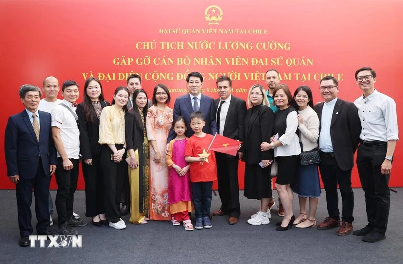 Chủ tịch nước Lương Cường thăm Đại sứ quán và cộng đồng người Việt Nam tại Chile Chủ tịch nước Lương Cường thăm Đại sứ quán và cộng đồng người Việt Nam tại Chile