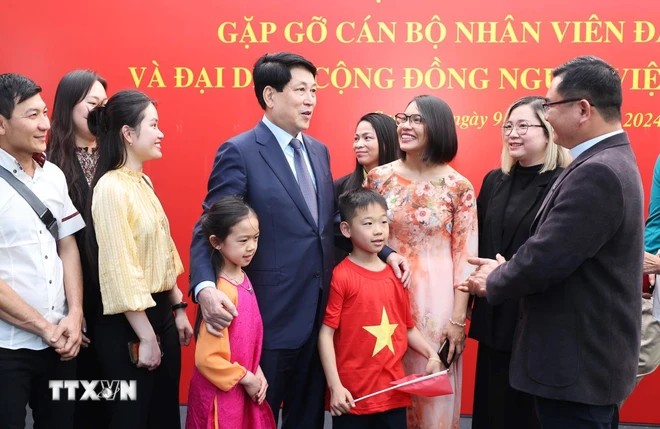 Chủ tịch nước Lương Cường thăm Đại sứ quán và cộng đồng người Việt Nam tại Chile Chủ tịch nước Lương Cường thăm Đại sứ quán và cộng đồng người Việt Nam tại Chile