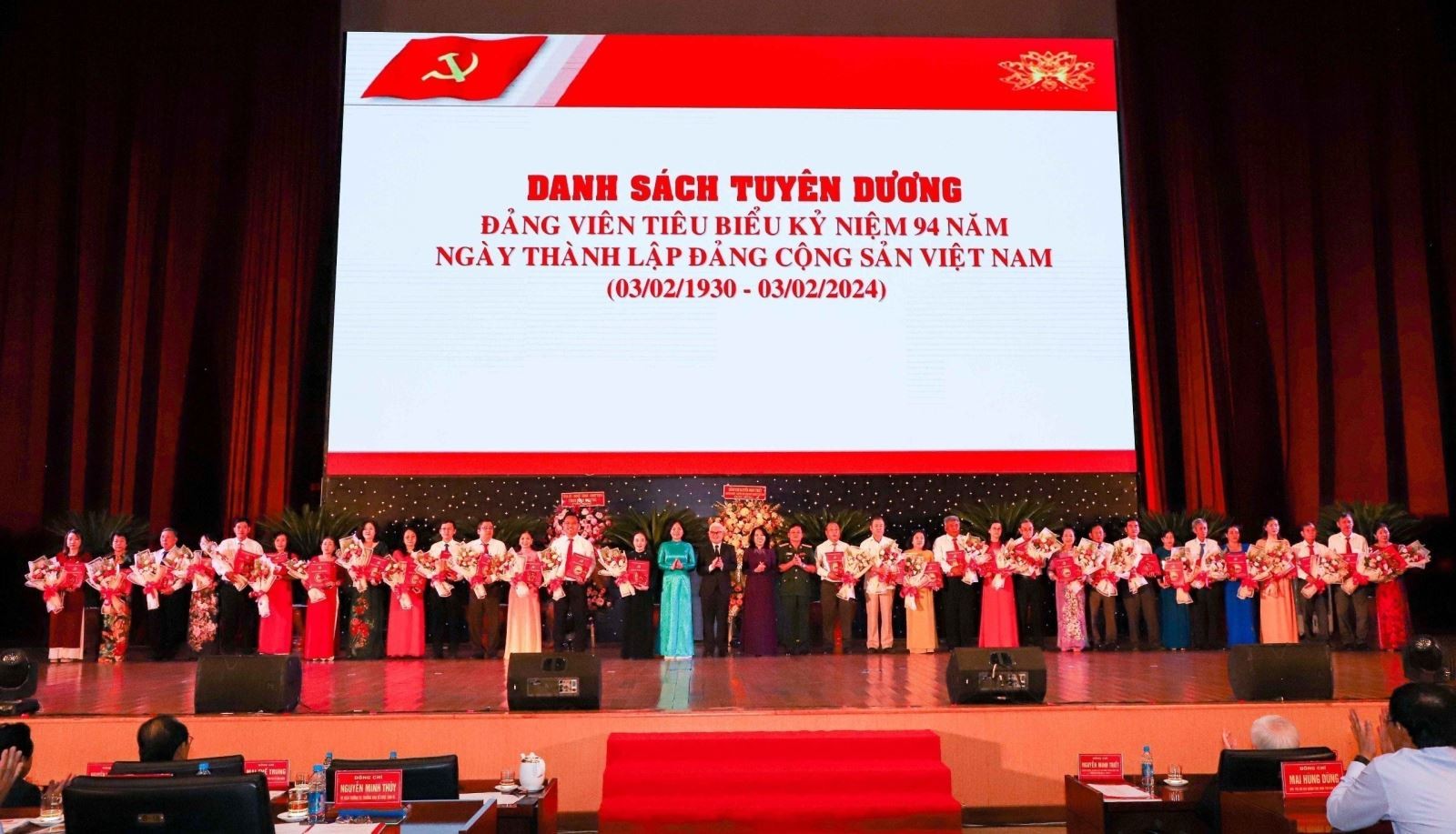 Đảng đổi mới đưa đất nước vươn mình Đảng đổi mới đưa đất nước vươn mình
