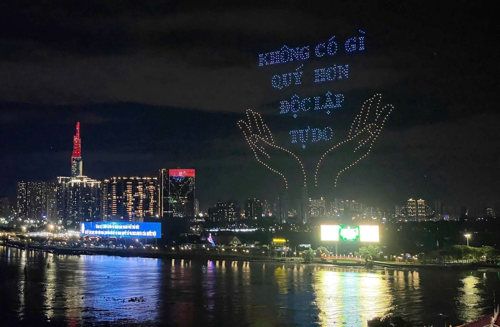 Đảng đổi mới đưa đất nước vươn mình Đảng đổi mới đưa đất nước vươn mình